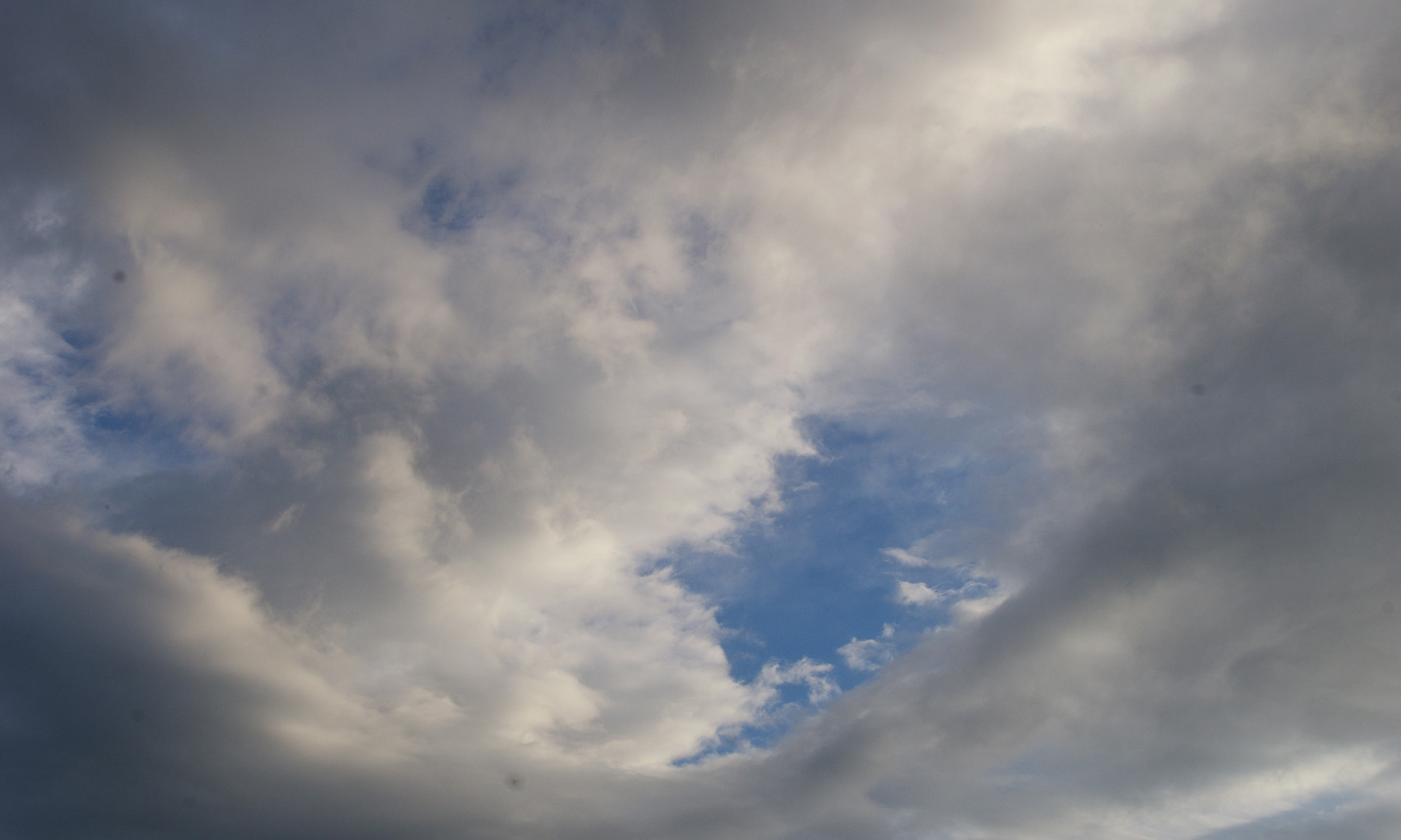 This image has an empty alt attribute; its file name is ONE-SKY-FLAGS-.-Horizonte-der-Freiheit_YLS-Niedersachsen-Sonny.jpg