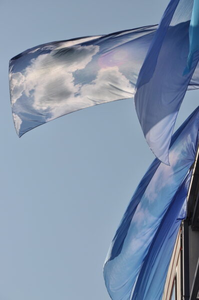 16 One Sky Flags, Bilder vom Himmel aus allen Bundesländern wehen in Berlin wo einst die Mauer war. Kunstwerk von YLS Yvonne Lee Schultz