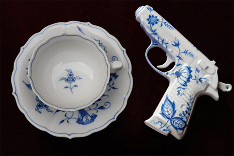 Blue Onion porcelain pistol, James Bond's Carl Walther replica by YLS Yvonne Lee Schultz with classical Meissen Blue Onion dinnerware