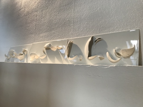 Wall hanging artwork. Artistic Arab calligraphy with porcelain: Another Perspective expands your Horizon, الرأي الآخر يوسع آفاقك. Abu Dhabi Art Fair, artist YLS Yvonne Lee Schultz, Brigitte Schenk Gallery